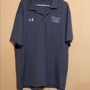Men’s dark gray polo.